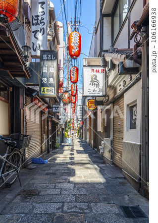 大阪ミナミ　早朝の法善寺横丁　夏 106166938