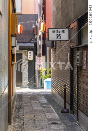 大阪ミナミ　早朝の浮世小路　夏 106166942