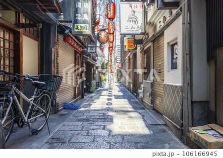 大阪ミナミ　早朝の法善寺横丁　夏 106166945