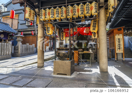 大阪千日前　早朝の法善寺　水掛不動尊 106166952