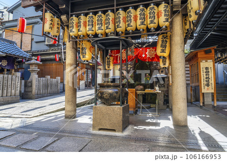 大阪千日前　早朝の法善寺　水掛不動尊 106166953
