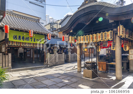 大阪千日前　早朝の法善寺　水掛不動尊　夏 106166956