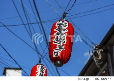 大阪ミナミ　早朝の法善寺横丁　赤ちょうちんと夏空 106166977