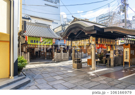 大阪千日前　早朝の法善寺　水掛不動尊　夏 106166979