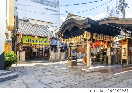大阪千日前 早朝の法善寺 水掛不動尊 夏 大阪千日前 早朝の法善寺 水掛不動尊 夏 106166981