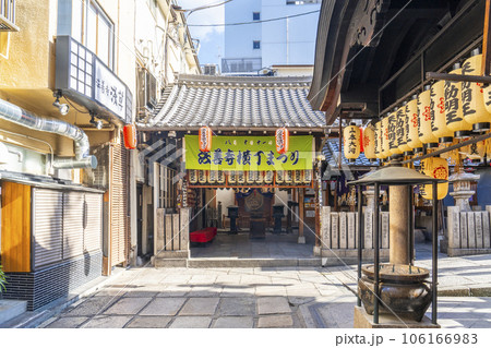大阪千日前 早朝の法善寺 金毘羅堂 夏 大阪千日前 早朝の法善寺 金毘羅堂 夏 106166983