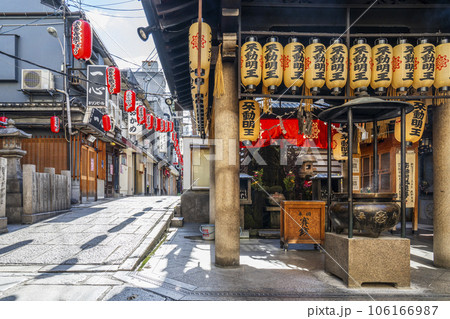 大阪千日前　早朝の法善寺　水掛不動尊　夏 106166987