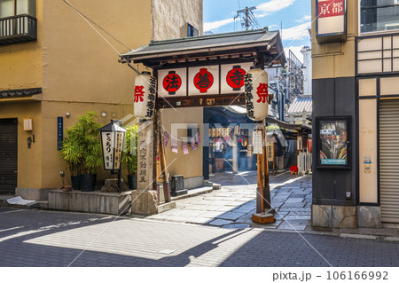 大阪千日前 朝の法善寺 入口 夏 大阪千日前 朝の法善寺 入口 夏 106166992