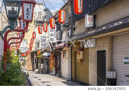 大阪ミナミ　朝の法善寺横丁　夏 106167005