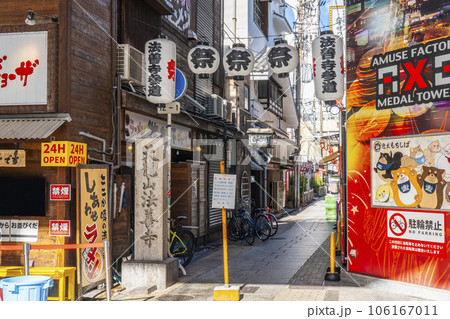 大阪ミナミ　朝の法善寺参道　夏 106167011
