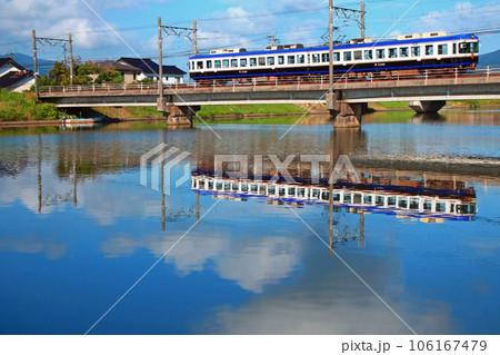 川面に映える一畑電車 106167479