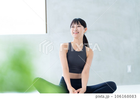 トレーニングをする女性 トレーニングをする女性 106168083