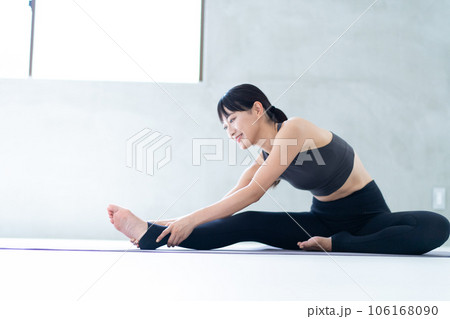 トレーニングをする女性 106168090
