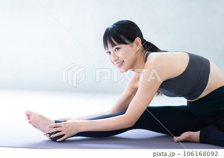 トレーニングをする女性 106168092