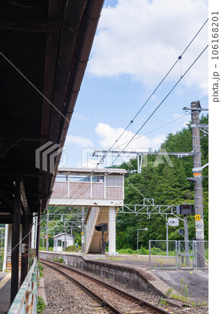 駅の渡り廊下がある風景　宮ノ越駅 106168201