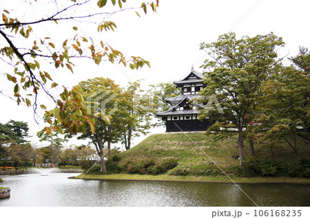 秋の高田城址公園 お堀と高田城三重櫓 秋の高田城址公園 お堀と高田城三重櫓 106168235