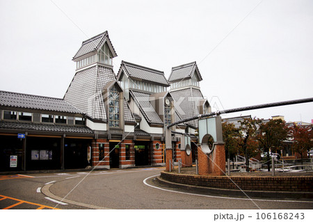 上越高田駅舎と駅前の風景 上越高田駅舎と駅前の風景 106168243