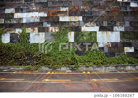秋の上越高田 町の風景 駐車場と雰囲気のある壁 106168267