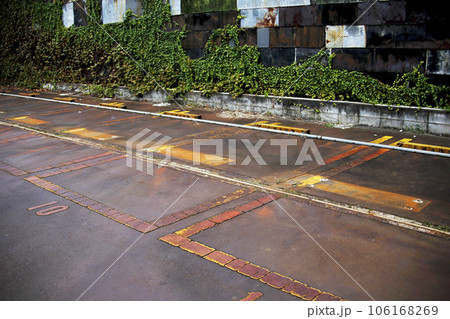 秋の上越高田 町の風景 駐車場と雰囲気のある壁 106168269