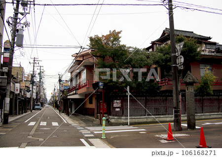 秋の上越高田 町並み 106168271