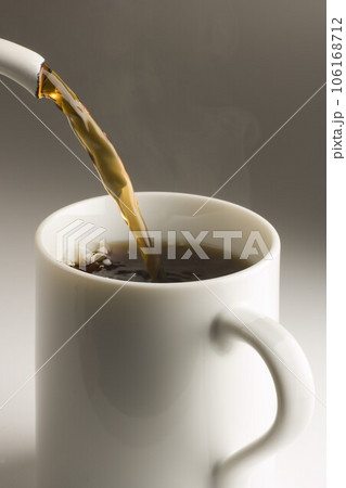 コーヒーを注ぐ 106168712