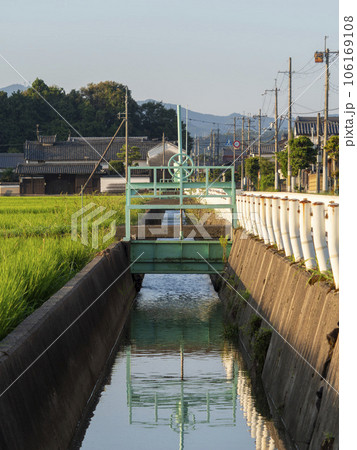 農業用水路と水門の風景 農業用水路と水門の風景 106169108