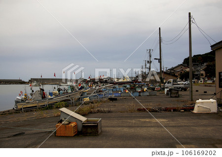 新潟県糸魚川市 能生漁港の風景 106169202