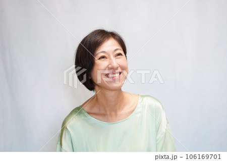 笑顔の中年女性 106169701