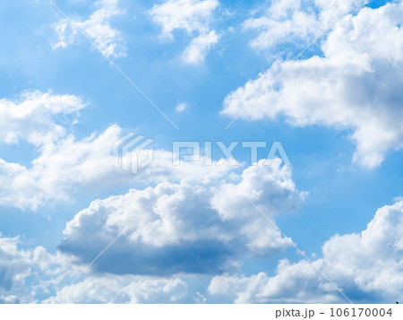 夏空のダイナミックな景色　青空と入道雲 106170004