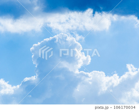 夏空のダイナミックな景色　青空と入道雲 106170034