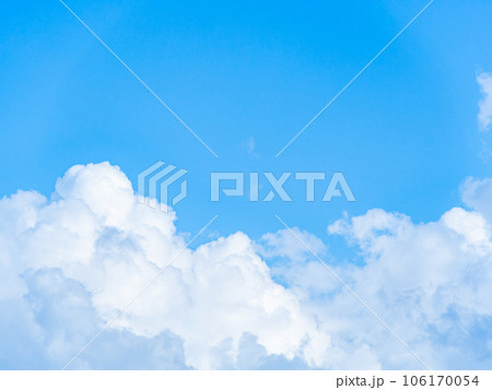 夏空のダイナミックな景色　青空と入道雲 106170054