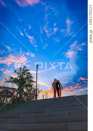 夕焼けに染まる階段を登る人、6月28日、山手台北公園、日本 夕焼けに染まる階段を登る人、6月28日、山手台北公園、日本 106170321