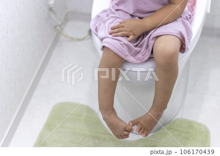 トイレトレーニングをする女の子のイメージ トイレトレーニングをする女の子のイメージ 106170439