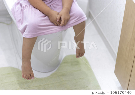 トイレトレーニングをする女の子のイメージ トイレトレーニングをする女の子のイメージ 106170440