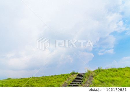 大空と草むら 背景素材 大空と草むら 背景素材 106170681