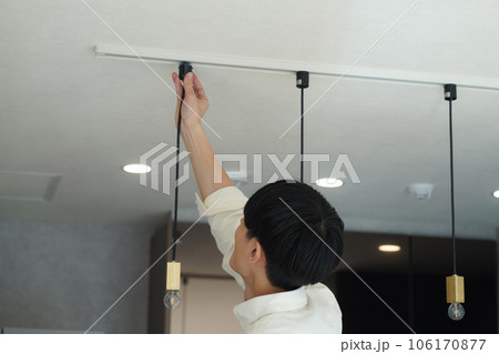 照明器具を取り付ける男性 106170877