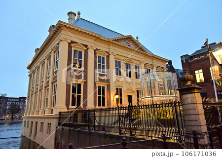 夕暮れのマウリッツハイス美術館 106171036