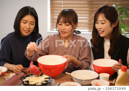 たこ焼きを作る女性 たこ焼きを作る女性 106171049