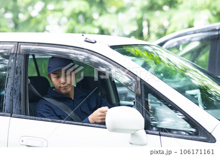 車を点検する整備士さん 車を点検する整備士さん 106171161