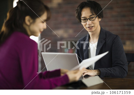 オフィスで働くおしゃれな男女 106171359