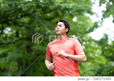 ランニングする若い男性 ランニングする若い男性 106171484