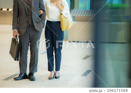 ミドルカップルを案内する受付の女性 ミドルカップルを案内する受付の女性 106171569