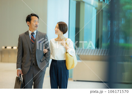 ミドルカップルを案内する受付の女性 ミドルカップルを案内する受付の女性 106171570