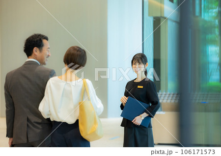 ミドルカップルを案内する受付の女性 ミドルカップルを案内する受付の女性 106171573