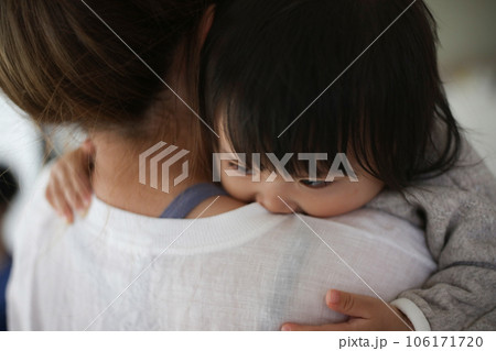 母親に抱かれる女の子 母親に抱かれる女の子 106171720