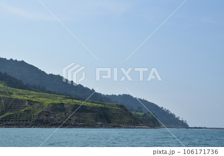 海から見た金華山の風景　宮城 106171736