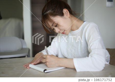 手紙を書く女性 106171752