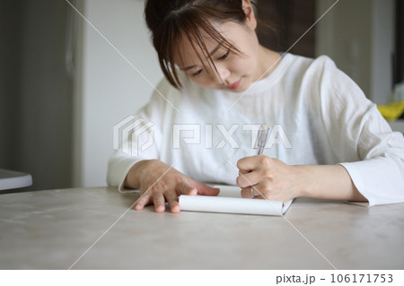 手紙を書く女性 106171753
