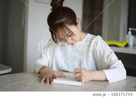 手紙を書く女性 手紙を書く女性 106171754