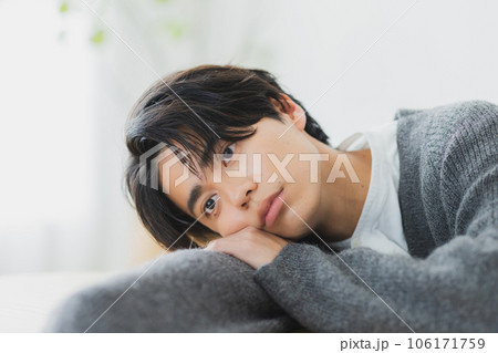 ニットの男性 106171759